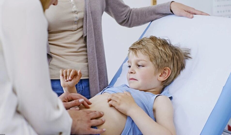 identificação de parasitas por um médico em uma criança